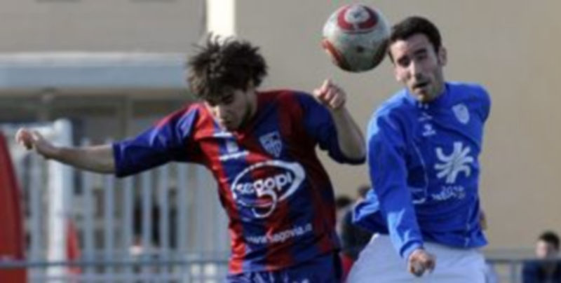 El azulgrana Lastri salta junto a Mariano