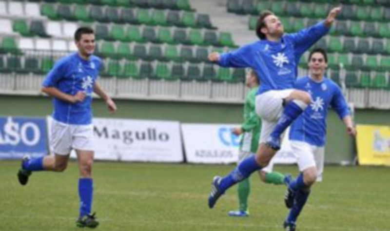 El segoviano Chechu celebra su gol con gesto de alegría. / Juan Martín.