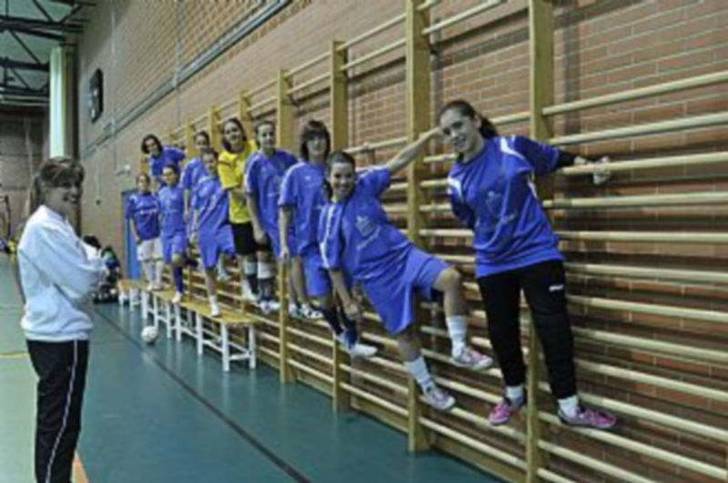 La entrenadora Carmen Escribano (a la izquierda) junto a sus jugadoras del Unami