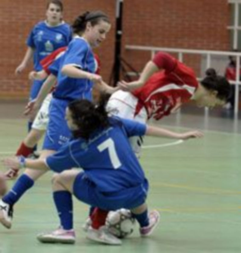 Patri y Martita intentan tapar la progresión de una rival del Poio. / Juan Martín