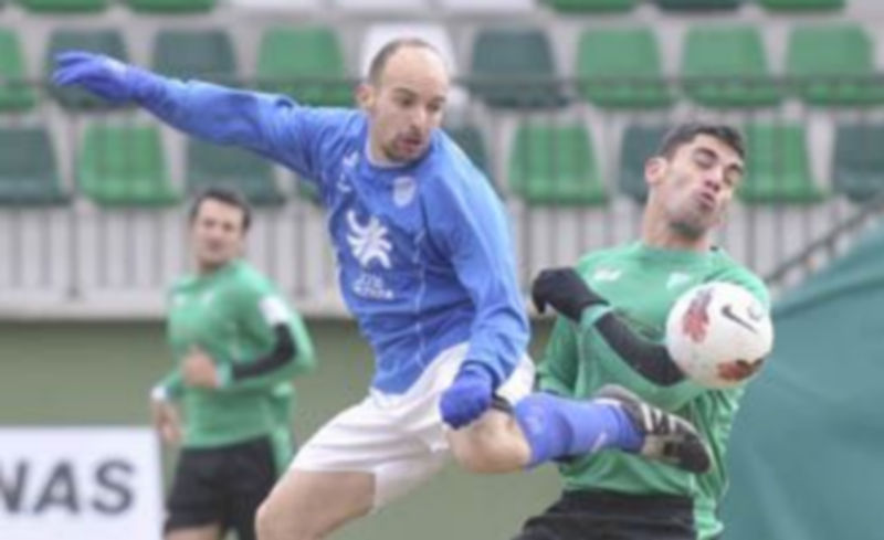 El segoviano Carlos golpea un balón desde el aire ante un rival del Villamuriel. / J.M.