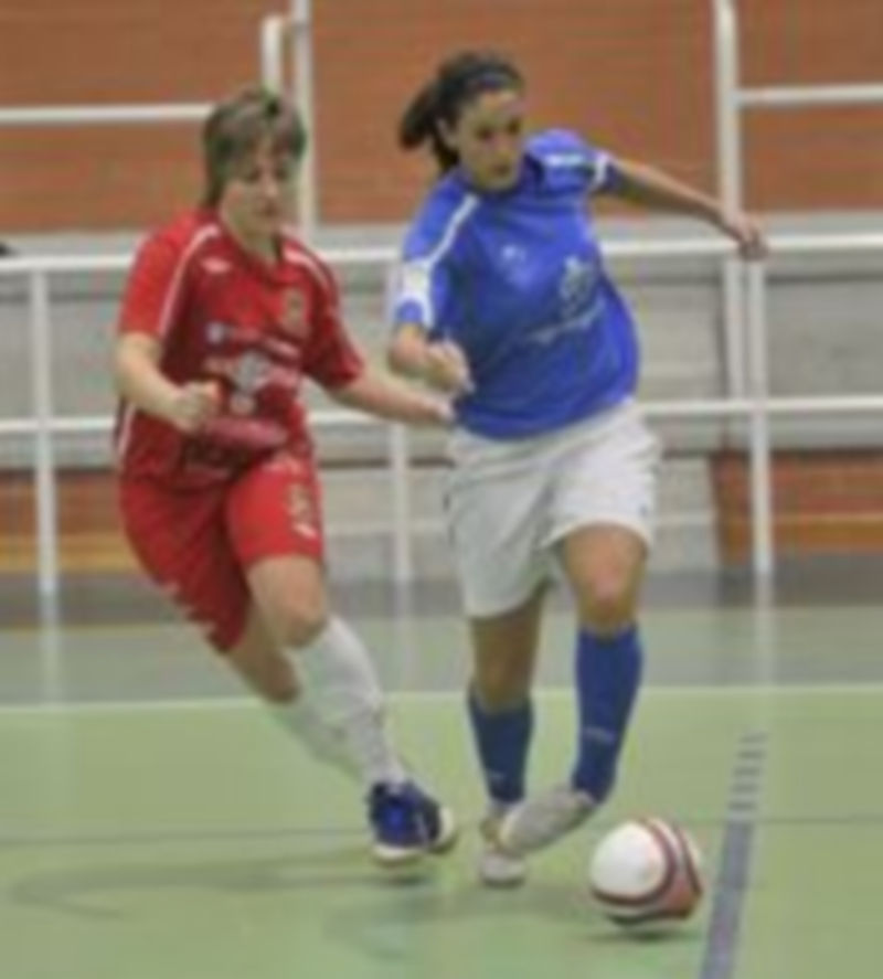 Guti avanza con el balón durante el último partido del Unami en casa. / Kamarero