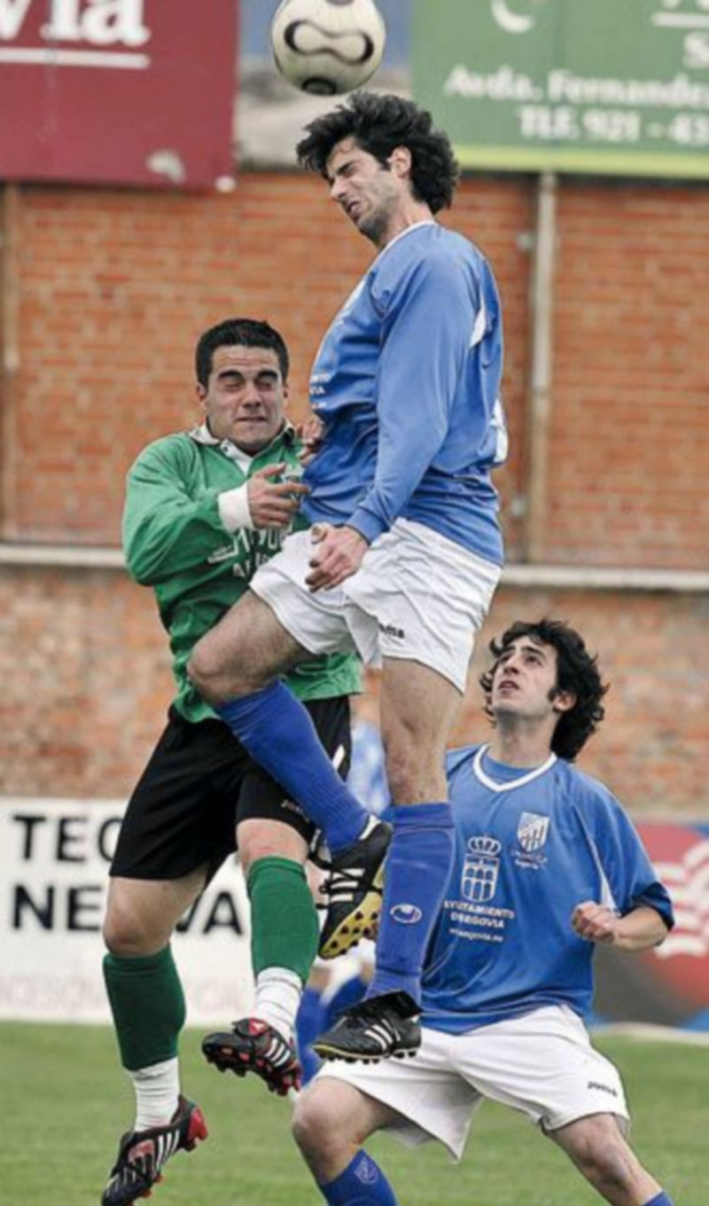 Kiko se impone por alto en la acción ofensiva. /KAMARERO