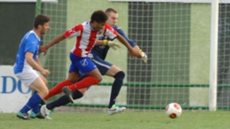 Imagen de la acción que fue sancionada con penalti en el encuentro que enfrentó al Unami con el Bembibre. / Lara Mazagatos