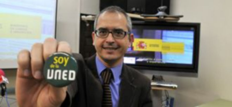 Antonio Lopez muestra con orgullo un distintivo de la UNED./JUAN MARTIN
