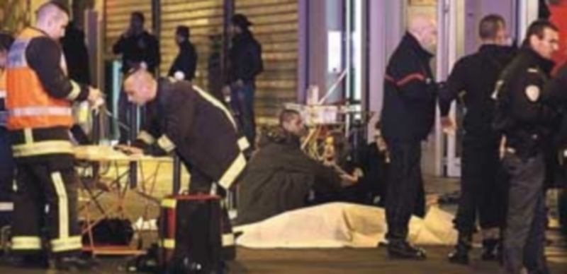 El desconcierto se extendió por las calles de París después de que varias personas abriesen fuego contra transehuntes a la vez en diferentes puntos de la ciudad. / Efe