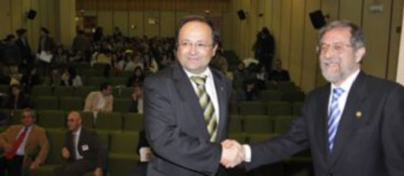 Los dos candidatos se saludan antes de iniciar el debate./JUAN MARTÍN