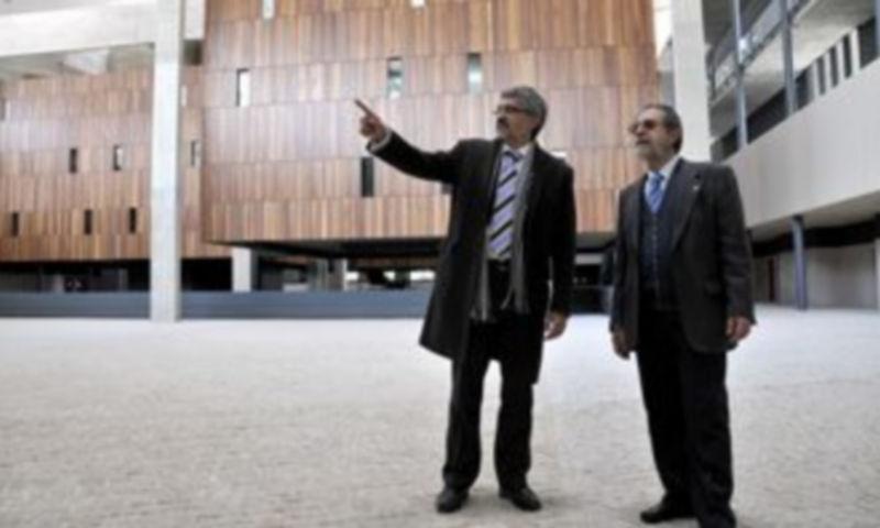 Marcos Sacristán (dcha) ha visitado el nuevo campus junto al vicerrector./ JUAN MARTÍN