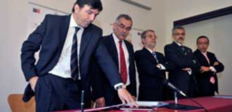 Agustín García Matilla prometió cumplir las obligaciones del cargo de decano. / KAMARERO