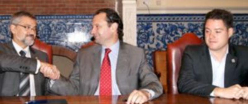 Un momento de la firma entre Ayuntamiento de Segovia y la Universidad de Valladolid. / El Adelantado