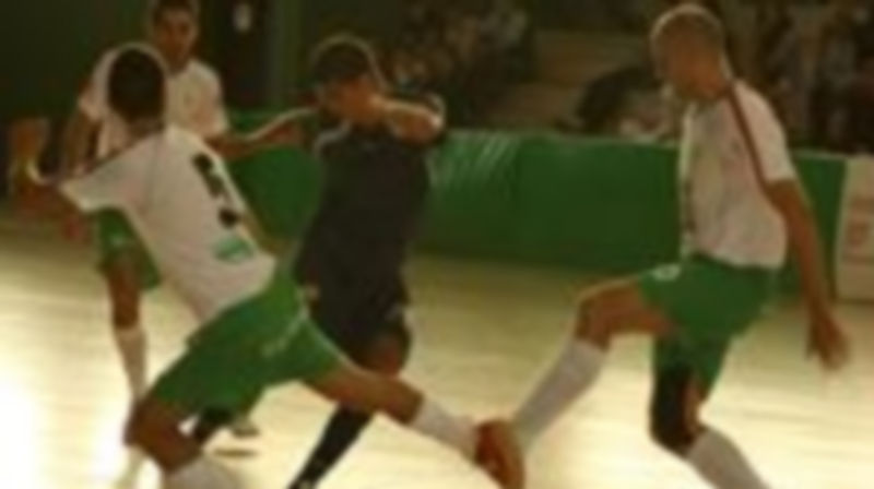 Jugada del encuentro de la primera vuelta entre el Valverde del Majano y el Móstoles. / El Adelantado