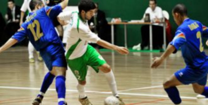 Aarón intenta escapar con el balón controlado de la vigilancia del cierre andorrano Moisés. /KAMARERO