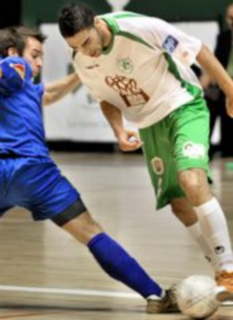 El Valverdano Chavi realiza un regate ante un rival del Andorra. /Kamarero