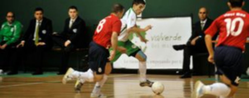El jugador valverdano Carlitos conduce el balón durante el partido ante el Illescas. /Kamarero
