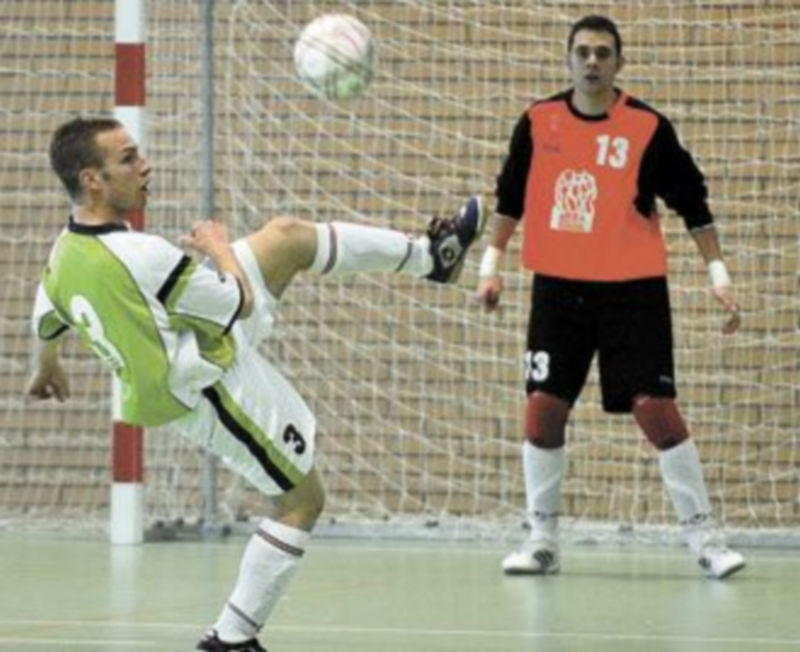 Molina trata de despejar un balón en un encuentro anterior del FS Valverde. /KAMARERO