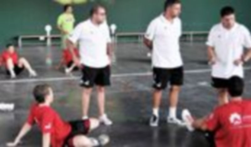 Diego Gacimartín conversa con sus jugadores en el entrenamiento de ayer. / K.