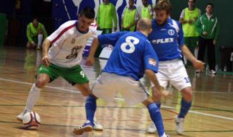 El segoviano Gus encara a un rival del Pilaristas durante el partido del sábado. / El Adelantado