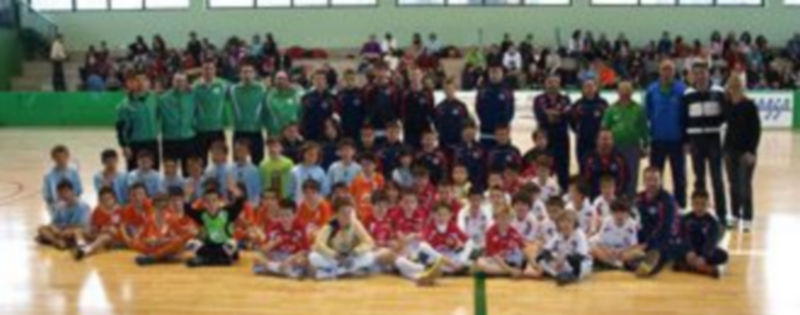 Imagen de los participantes en el encuentro de escuelas de fútbol sala celebrado en Valverde del Majano./ El Adelantado