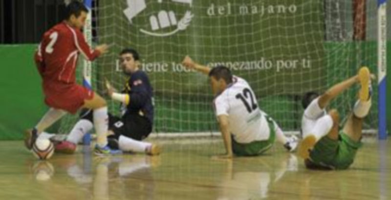 Un rival se planta ante el portero y un defensa valverdano durante un partido anterior. / Kamarero