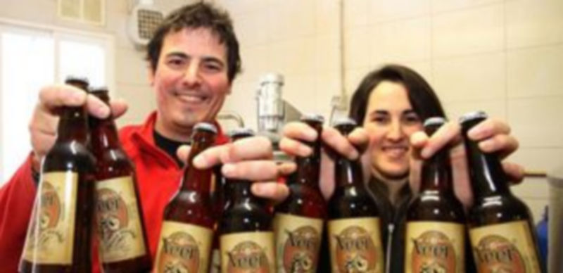 Rosa Blanco / ICAL Nacho Ibáñez y Silvia Casado realizan la cerveza vegana y ecológica Veer en la localidad de Sebúlcor (Segovia)
