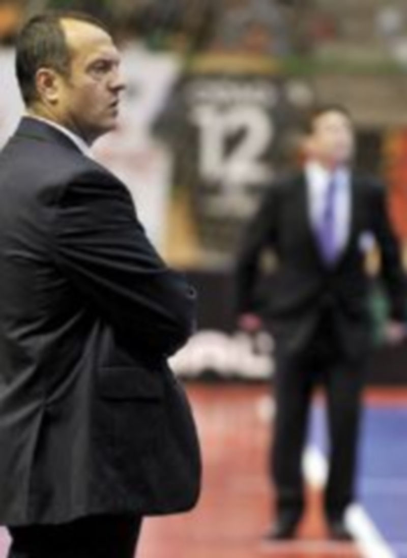 Jesús Velasco observa el partido con Tomás de Dios al fondo. / Juan Martín.