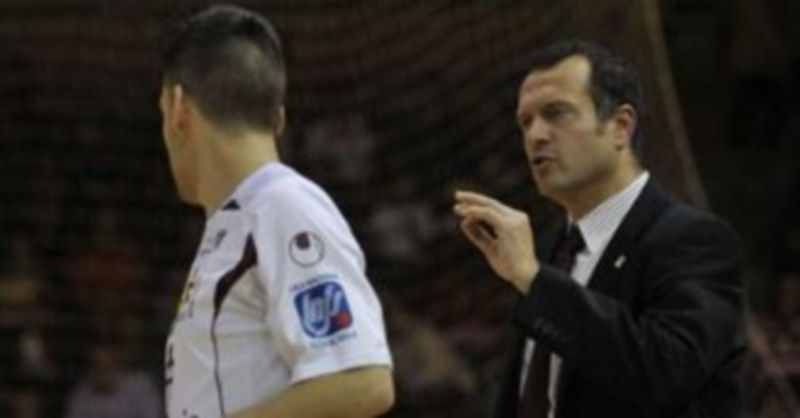 Jesús Velasco da indicaciones a un jugador del Caja durante un partido de Liga. / Juan Martín