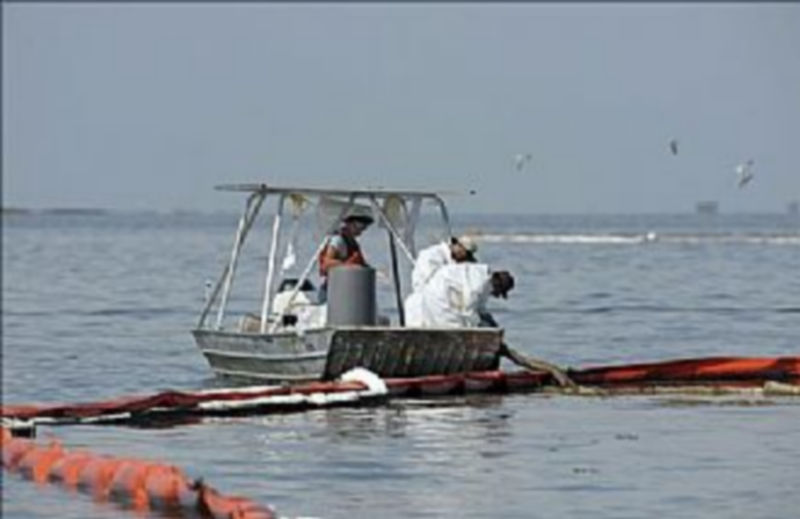Los trabajos en la zona del vertido continúan sin descanso./EFE