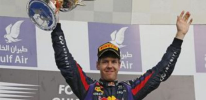 Sebastian Vettel en lo alto del podio tras ganar su segunda carrera de la temporada.