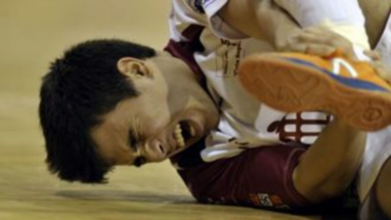 Víctor se duele de la lesión de tobillo que se produjo durante un partido ante el FC Barcelona. / Juan Martín