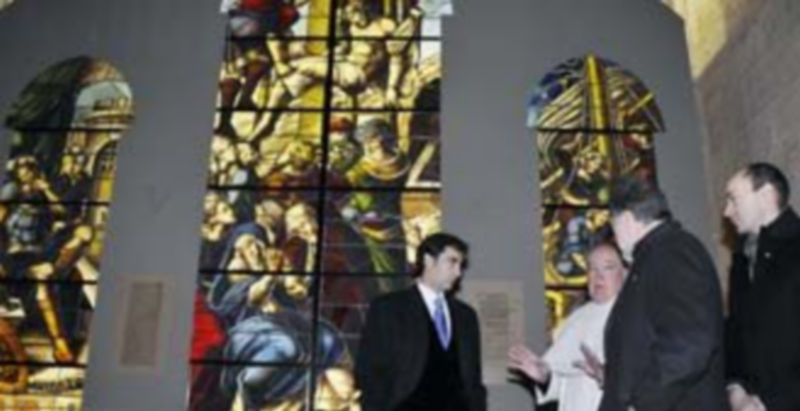 La vidriera restaurada podrá verse en la Catedral hasta septiembre de 2011./JUAN MARTÍN