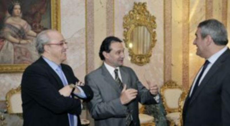 Pedro Arahuetes saluda a Julio Vilarrubia