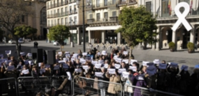 Concentración en la Plaza Mayor contra la violencia de género./ JUAN MARTIN