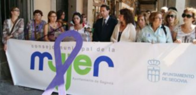 Imagen de un momento de la concentración a las puertas del Ayuntamiento