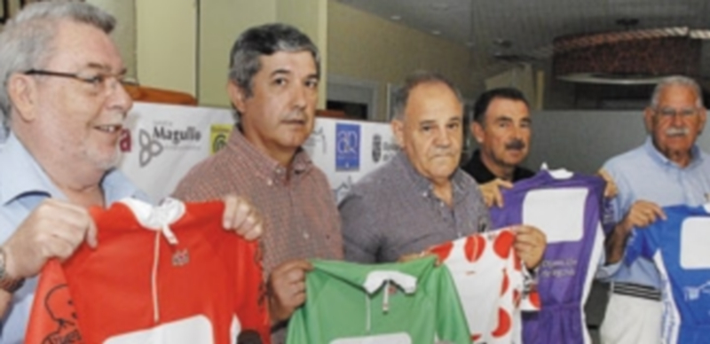 Los organizadores de la prueba con los maillots a mejor segoviano
