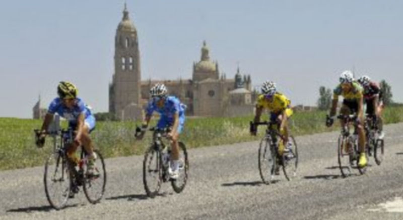 Imagen de una prueba ciclista a su paso por la capital segoviana. / Juan Martín