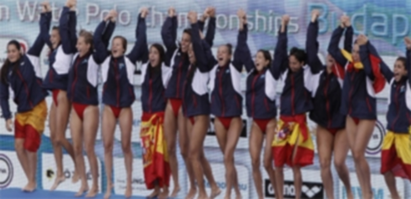 Las campeonas de Europa saludan al público desde el podio. / Federación Española de Natación