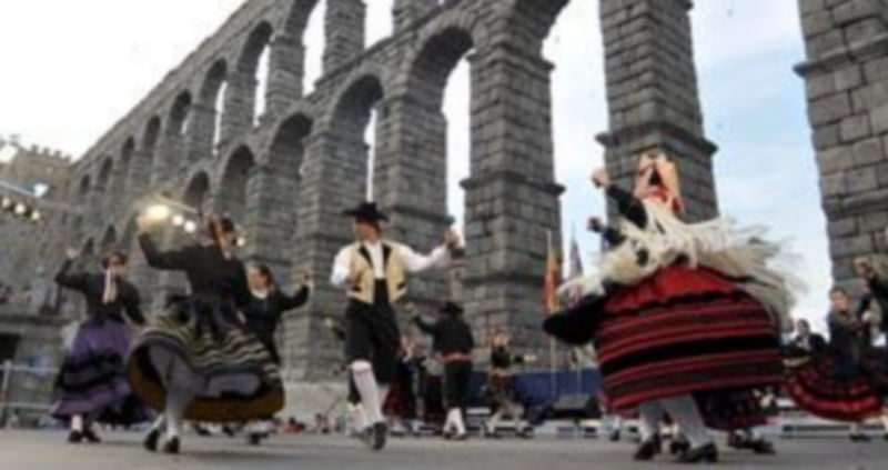 La imagen muestra un momento de la actuación inaugural del XXVI Festival de Folclore ‘La Esteva’