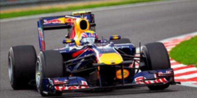 El australiano Mark Webber (Red Bull) conduce su monoplaza durante la sesión de clasificación del Gran Premio de Bélgica en el circuito de Spa-Francorchamps