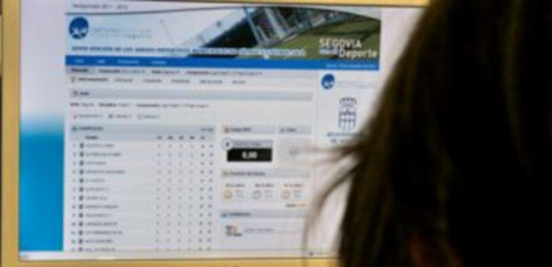 Una usuaria consulta la nueva aplicación de la web del IMD. / Kamarero