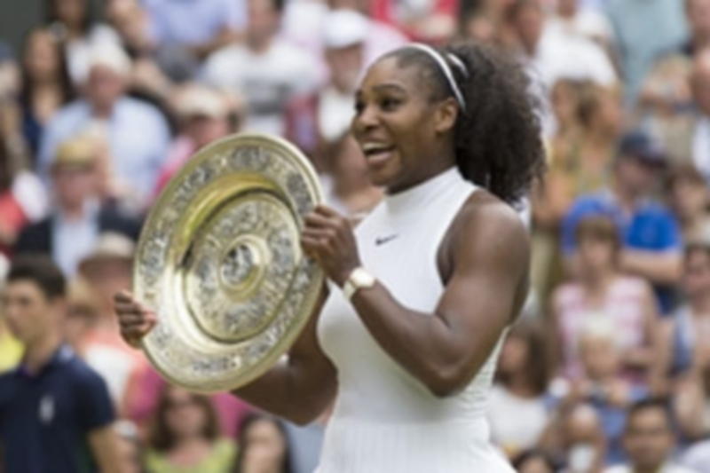 Serena Williams con su séptimo trofeo de Wimbledon