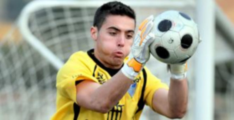 Yiyo atrapa un balón en un partido como jugador de la Gimnástica Segoviana durante la pasada temporada. / KAMARERO