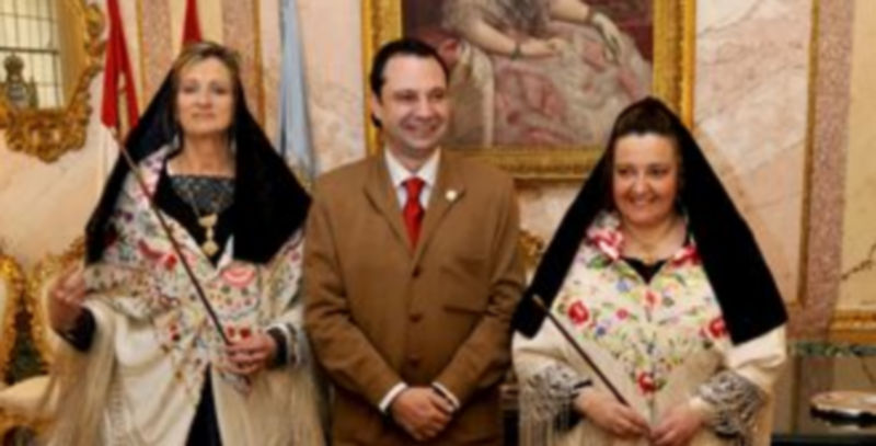 Margarita Cygan y Milagros Torres flanquean al alcalde con sus bastones. /J.MARTÍN