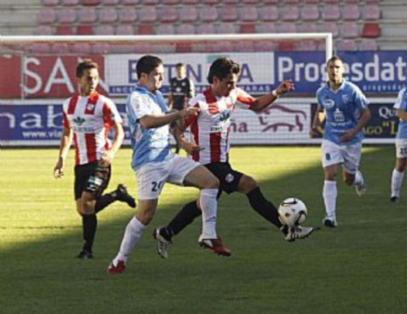 El segoviano Rubén intenta quitarle el balón a un rival del Zamora