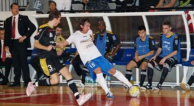 Kristjan persigue a Nano Modrego al lado del conjunto segoviano en un momento del encuentro jugado ayer en el pabellón Siglo XXI. /Liga Nacional de Fútbol Sala