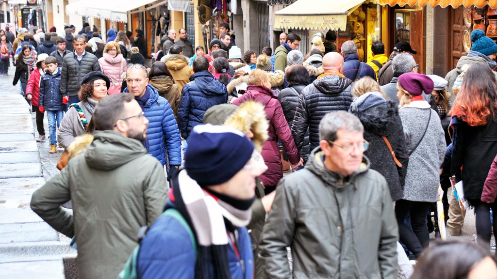 Turistas en las calles de Segovia en el puente de la Constitución