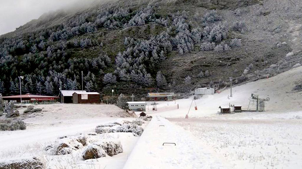 Aspecto que ofrecía ayer una de las pistas de la estación de La Pinilla. / el adelantado