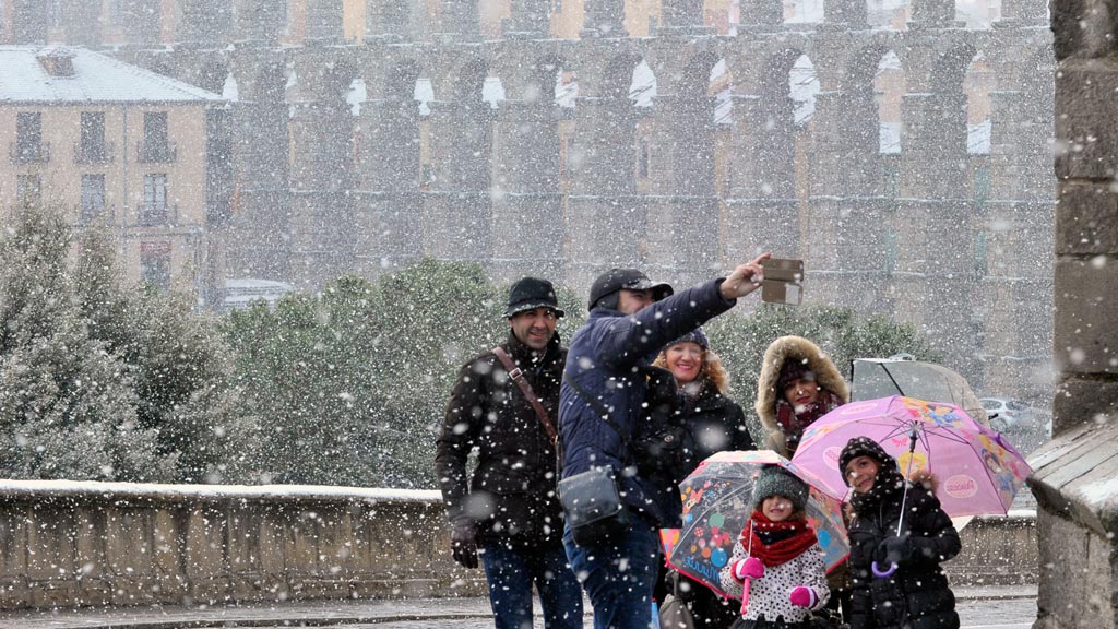 Segovianos y turistas disfrutaron de la nieve.