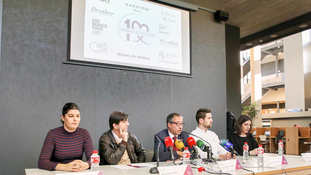 Un momento de la presentación en el ágora del Campus María Zambrano. / alberto morala