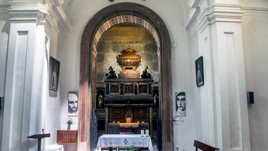 Padres-Carmelitas-Iglesia-Sepulcro-San-Juan-Cruz