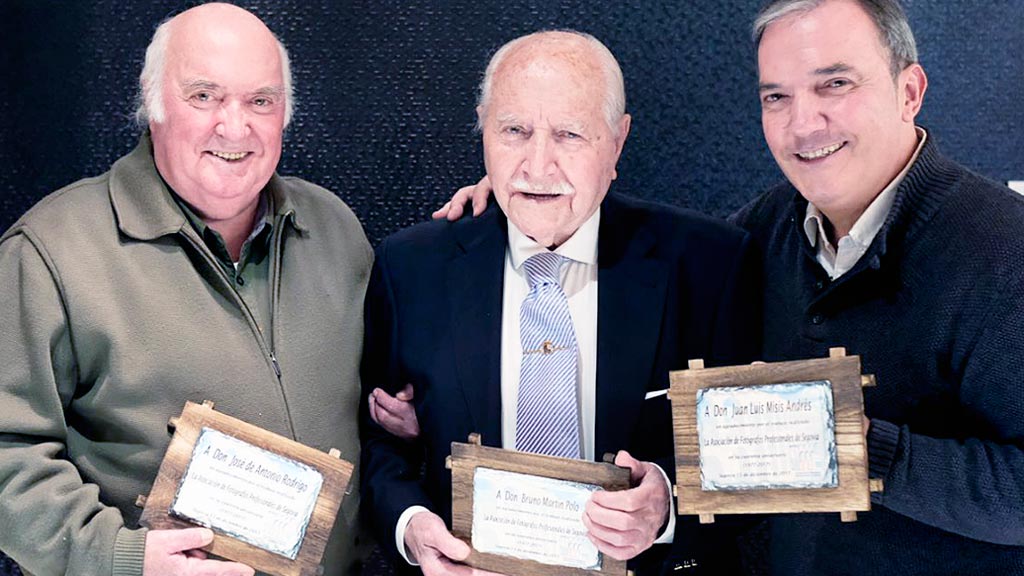 Los presidentes de la asociación recibieron un obsequio de sus compañeros. / el adelantado